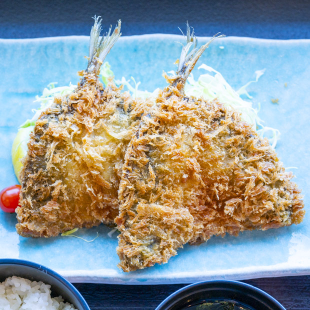 【三崎】三崎マグロと一緒に食べたい
「魚市場食堂」のあっさりあじフライ定食