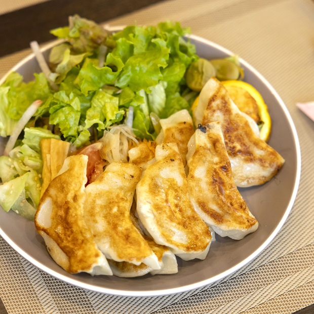 【三崎】「うーぼん家」地元の家族に愛される青木夫婦お手製の餃子