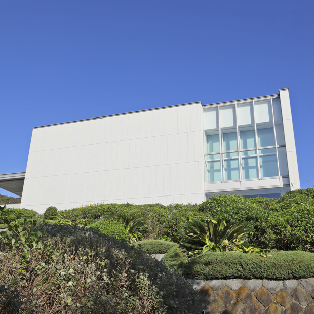 【葉山】旧皇族別邸跡に佇む海辺の名建築。葉山さんと巡る「神奈川県立近代美術館」