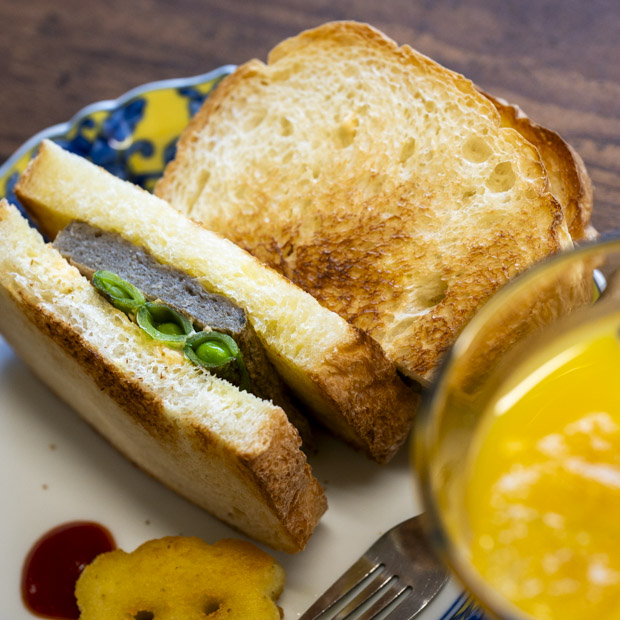 【野比】店内で落語、名物はじゃこ天サンド。店主・朗々亭笑声が営む喫茶店「ビレッジボイス」