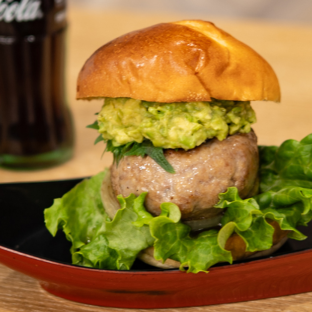 【三崎】中華の技法が旨味ジュッワ
の秘訣「みさきまぐろバーガー」