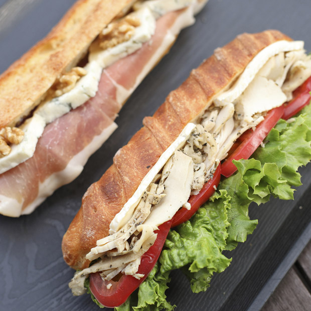 【野比】柘榴（ざくろ）の天然酵母で焼く本格フランスパン。「ザクロ」の大きなサンドウィッチ