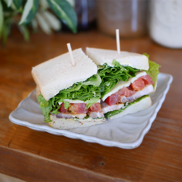 【葉山】スパイスチャイと味わう名物 具だくさん三浦野菜の日替わりサンド