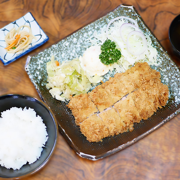 【北久里浜】特製鉄鍋でじっくり揚げる極上の旨さ！「特選大ヒレカツ定食」とんてつ