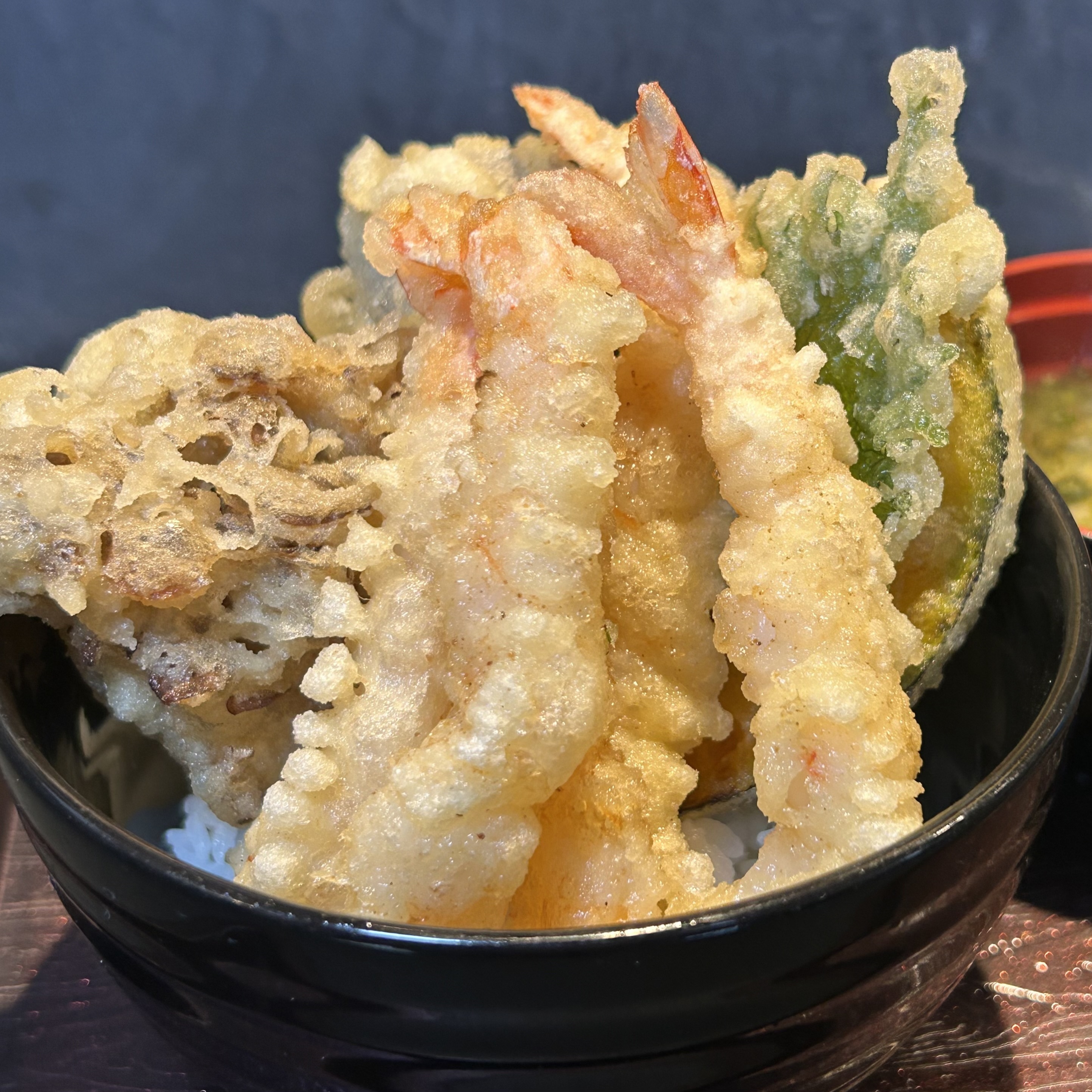 【横須賀】揚げたて天ぷらで笑顔の連鎖！『天ぷら葉やま』の絶品"アゲアゲ"海老天丼