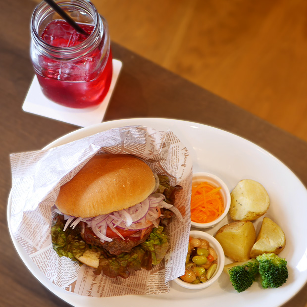 【佐島】ごろっと肉感がたまらない！粗挽き肉の旨み弾けるバーガー｜マゼラン湘南佐島 Book cafe