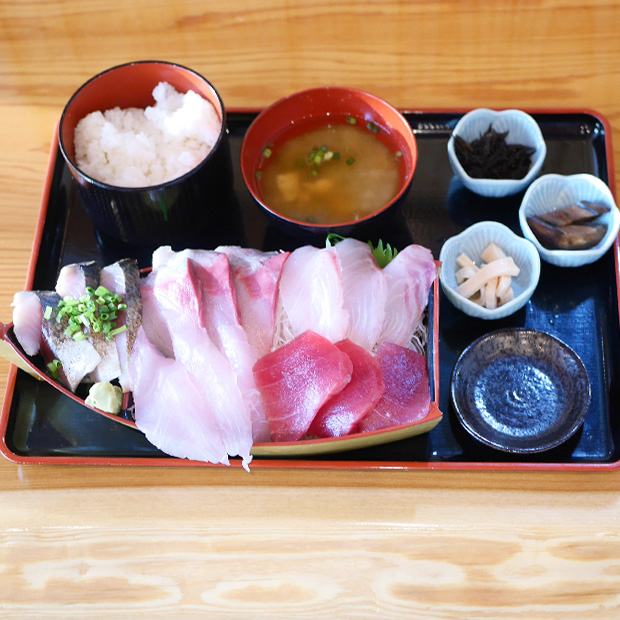 【横須賀】地元が納得する、本物の漁師刺身！｜海鮮料理「勝魚」の1.5倍厚切り定食