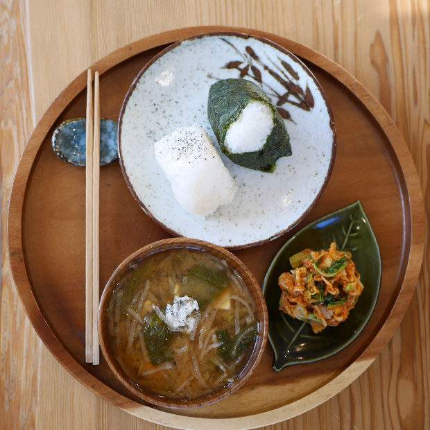 【横須賀】塩麹と発酵パワーで“腸から整う”！「腸活おにぎり御膳」が人気のカフェ