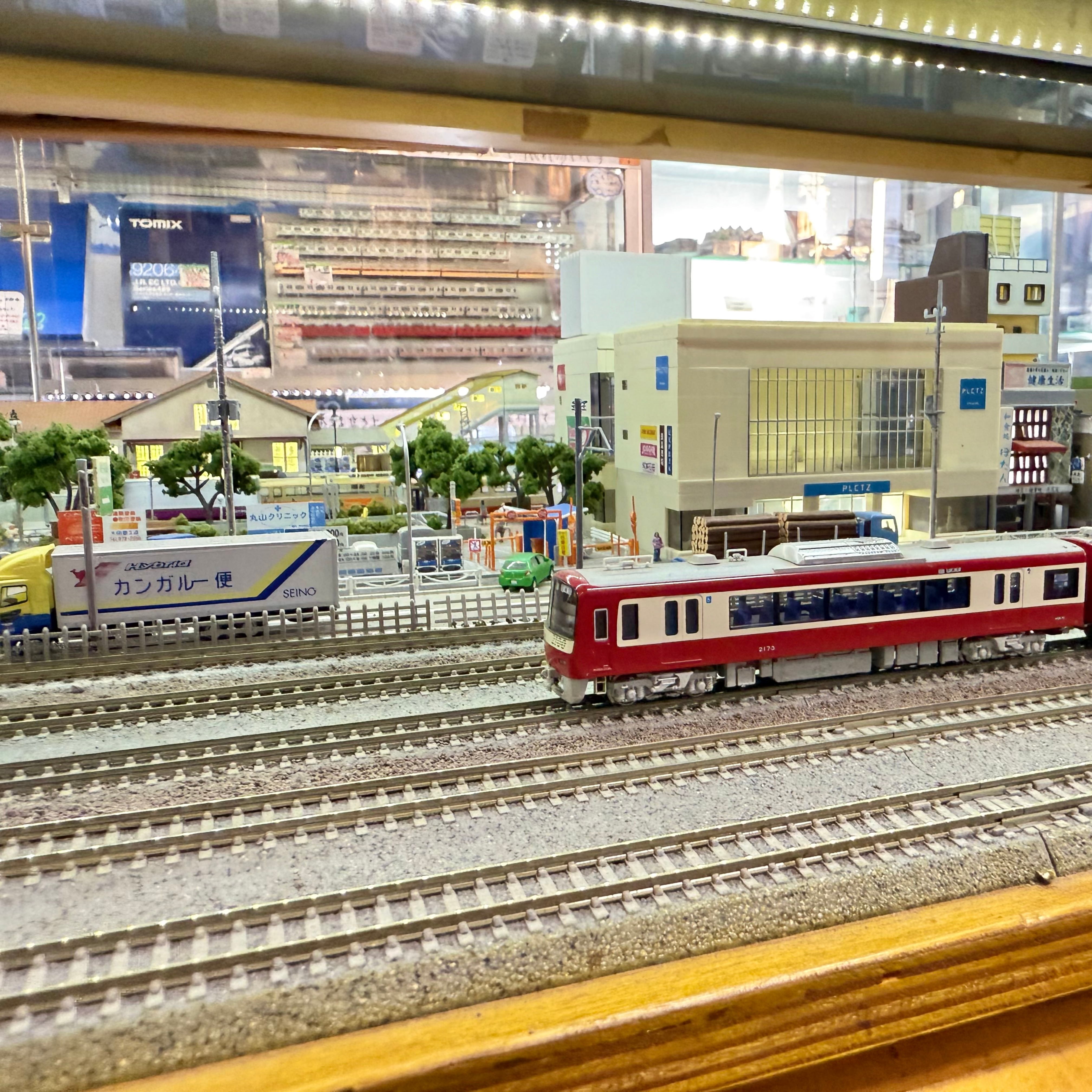 【横須賀】自分の車両が街を走る。大人が通う鉄道模型店「アークショップ」