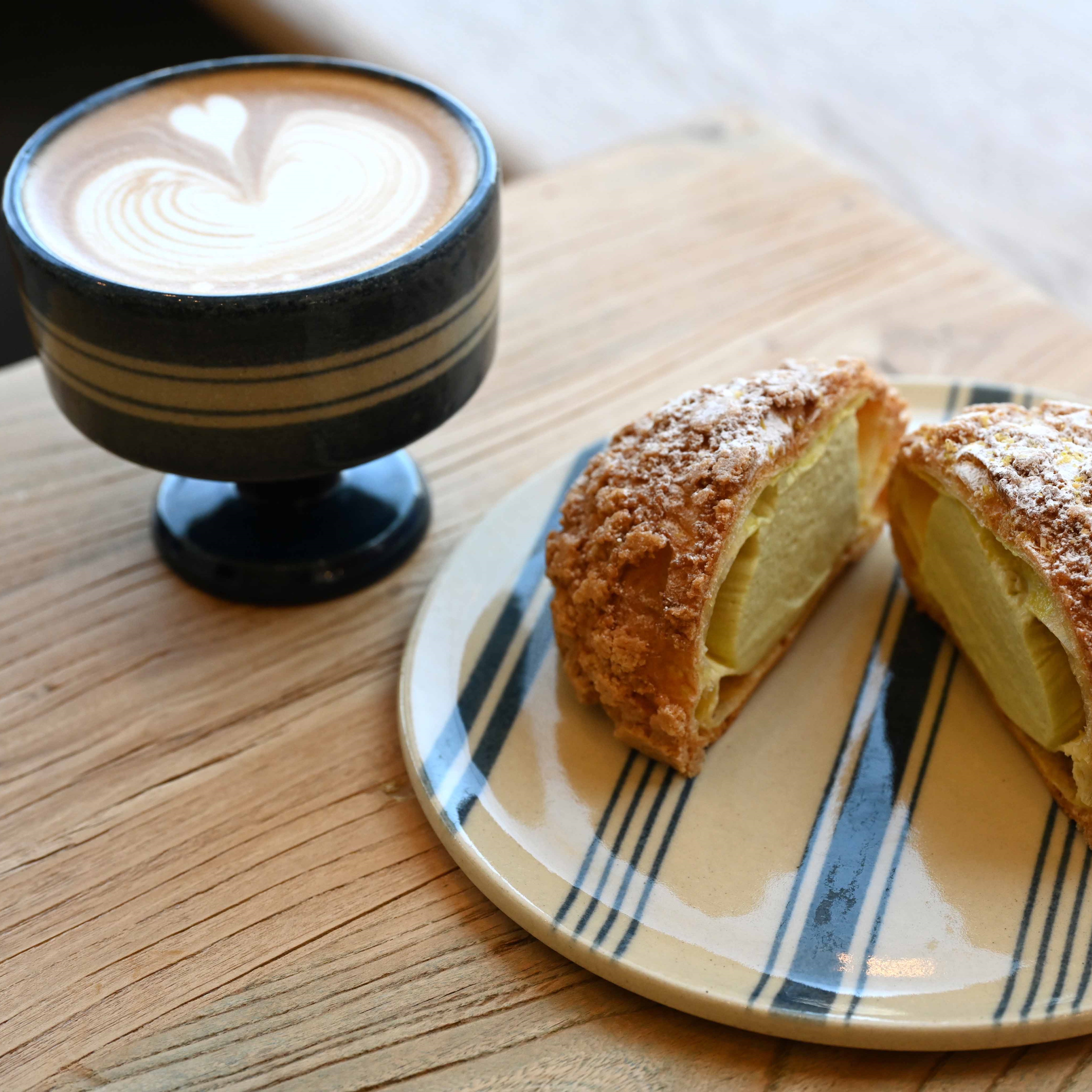 【逗子】毎日完売の「ピスタチオのクリームパフ」を海辺やプールサイド?で