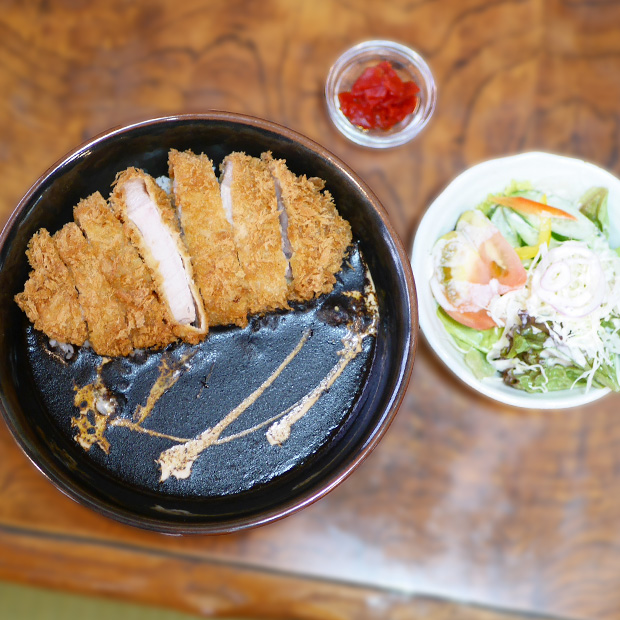 【北久里浜】30年愛される老舗「とんてつ」2日間煮込む黒カレー×ロースカツの贅沢