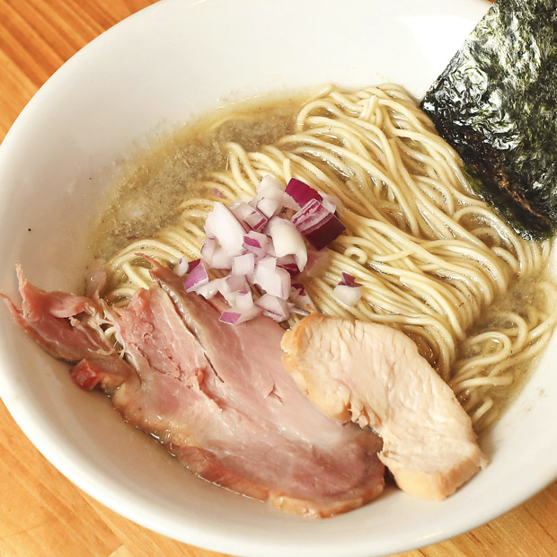 【横須賀】“煮干し×水×塩”だけ！行列のできる「煮干しそば平八」の濃厚スープに感動