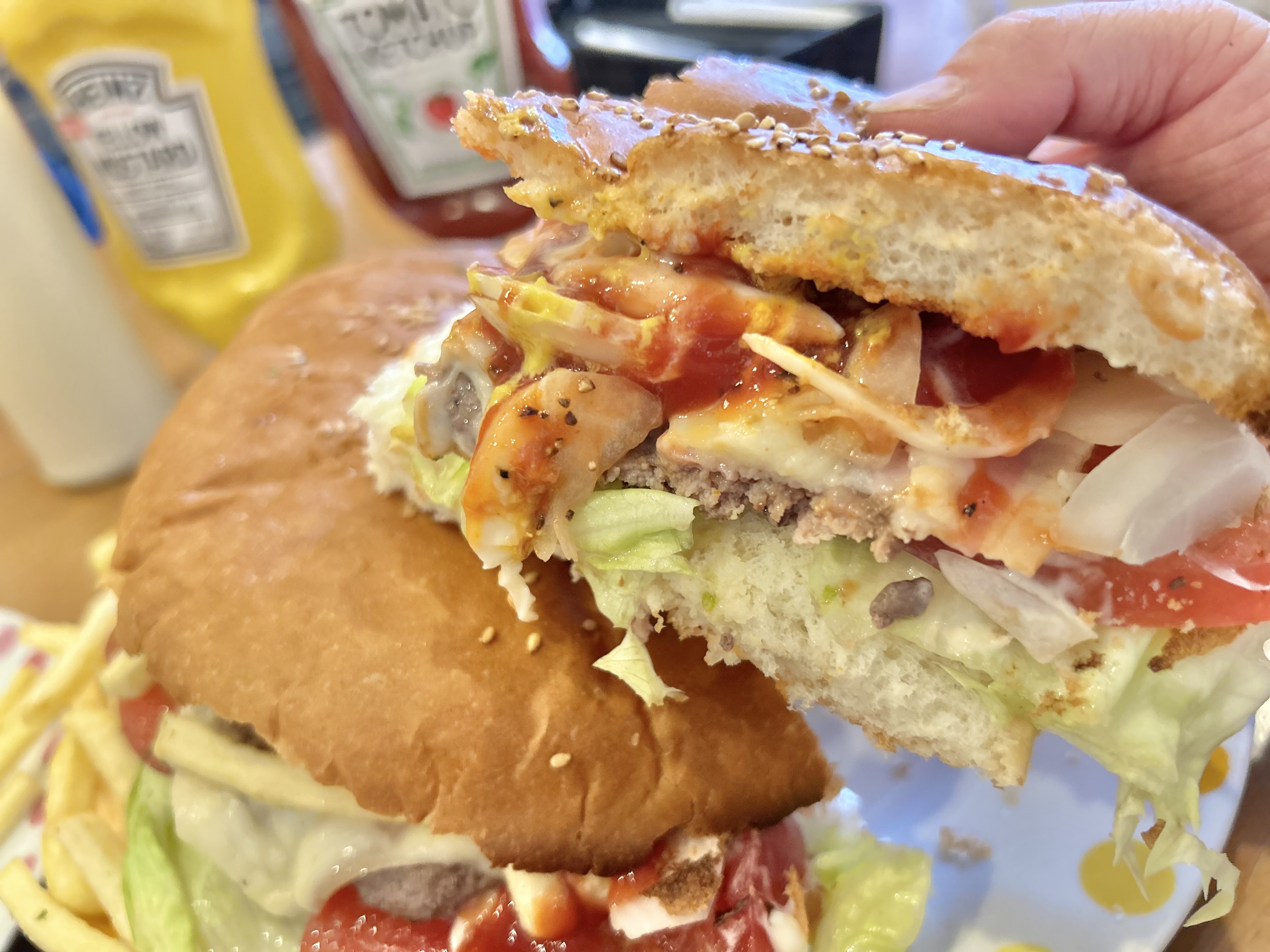 横須賀】バンズ20cmの衝撃！巨大ネイビーバーガーと笑顔があふれる名店