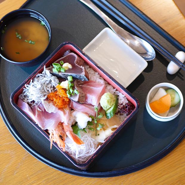 【佐島】三崎マグロと佐島鮮魚が満載。「海鮮重」で味わう特別な地産の恵み｜マゼラン湘南佐島 レストラン