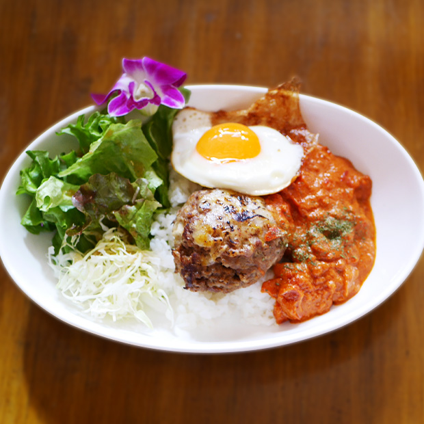 【横須賀】スパイス香るトマトバターカレー×ロコモコの新境地｜SNUG STAY DOOR CAFE