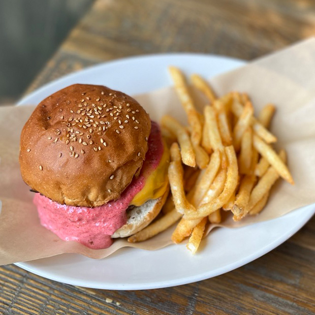 【葉山】溶岩石グリルで魅せる！本格バーガーとBBQ肉料理のアメリカンレストラン