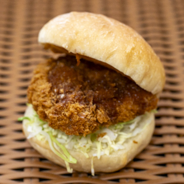 【横須賀】創業111周年「パン市場はまだぶんてん」定番ソフトフランスの「ロースカツサンド」