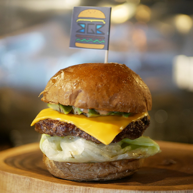 【横須賀】熟成肉100%バーガーが絶品
海辺の古民家カフェ「blue green akiya」