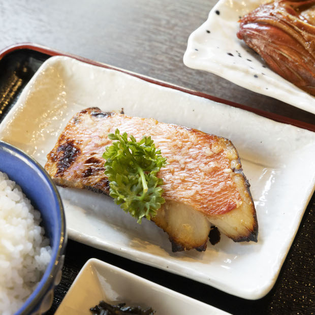 知恵を凝らして余すことなく金目鯛をいただく「公海」の焼魚定食