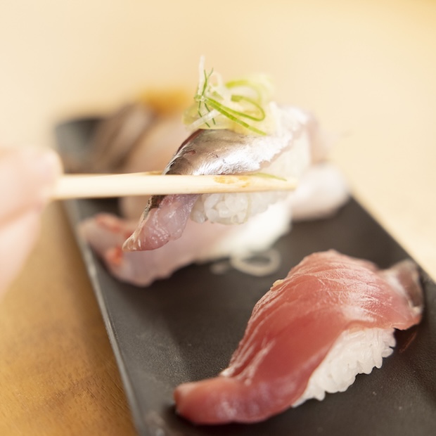 【津久井浜】齋藤板長の握りたてをお届け
「みうら市場寿司」自慢の地魚寿司