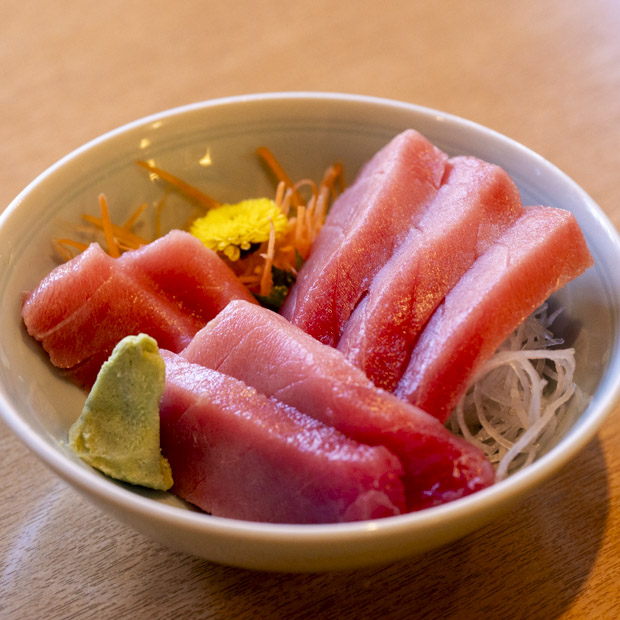 【逗子】目利き店主のお墨付き。魚屋直営店
「魚佐次」極上のマグロ刺身定食