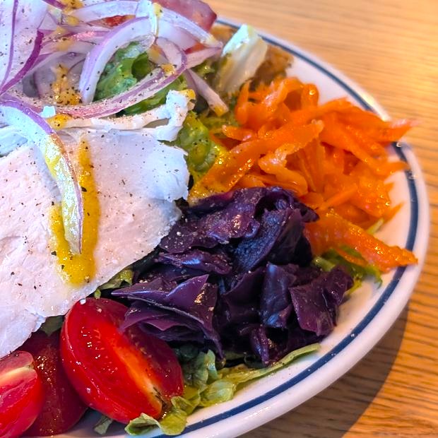 【三浦】海を目の前に味わえる三浦野菜
の絶品サラダ 「ビーチエンドカフェ」
