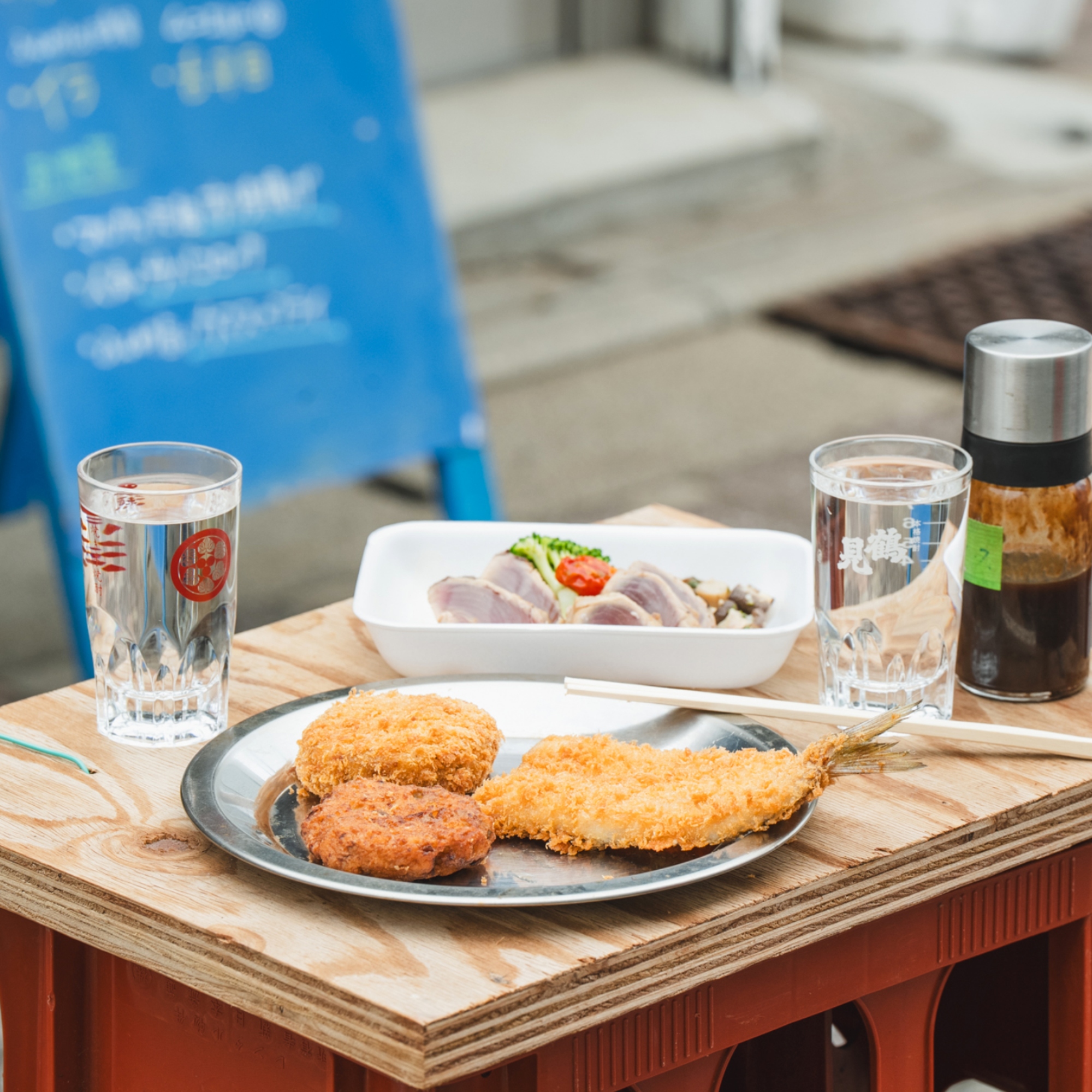 【鎌倉】魚屋の軒先で鮮魚をアテに昼呑みできる、“サカナ角打ち”が最高すぎた