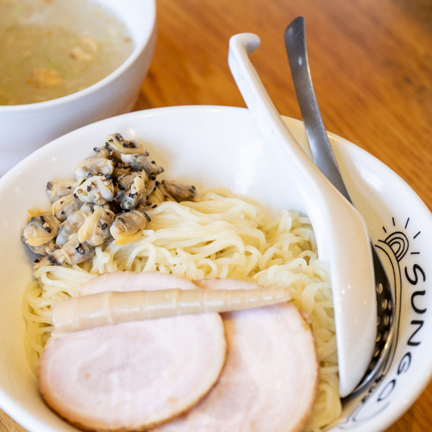 【横須賀】家族と仲間の絆が詰まった牛とアサリの潮つけ麺「らぁ麺 SUNGO」