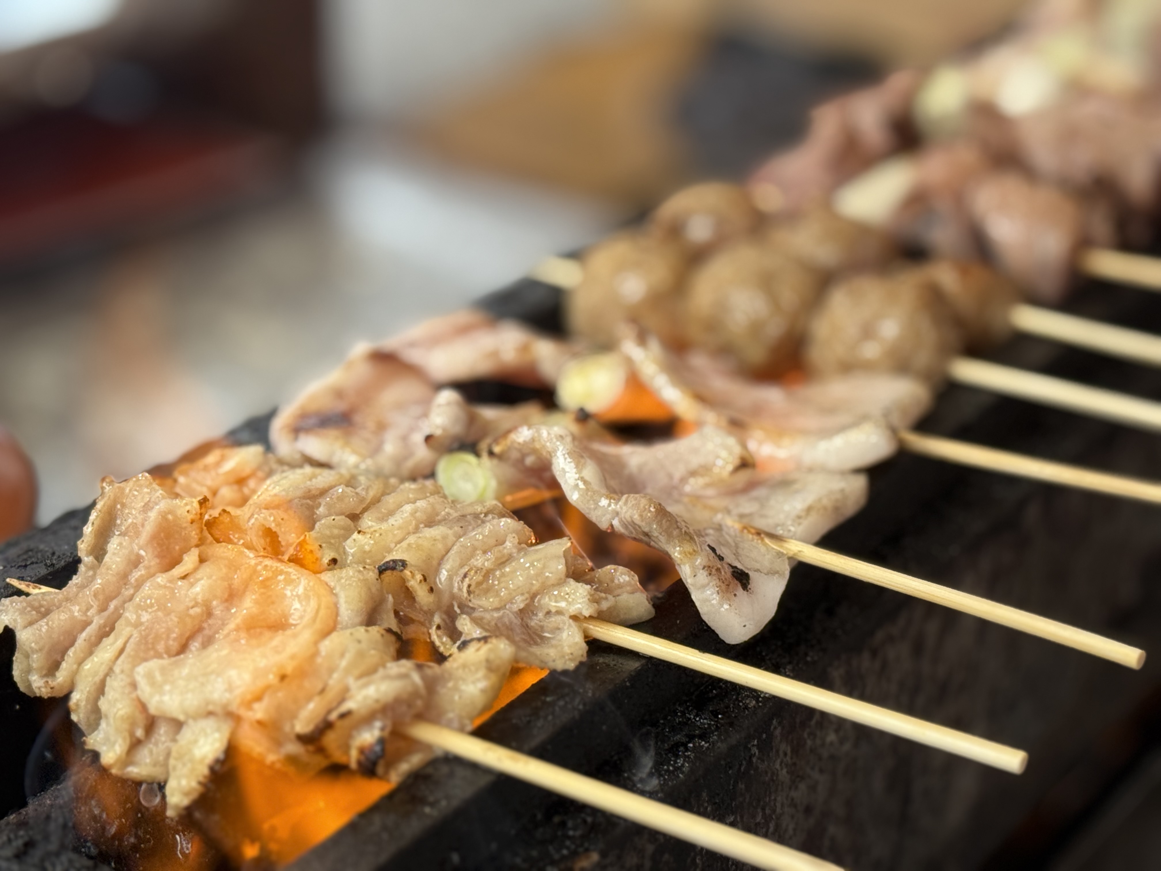 【横須賀】久里浜駅前で“露天焼き鳥”！樂呑（たのもう）の名物ライブ焼きが熱い