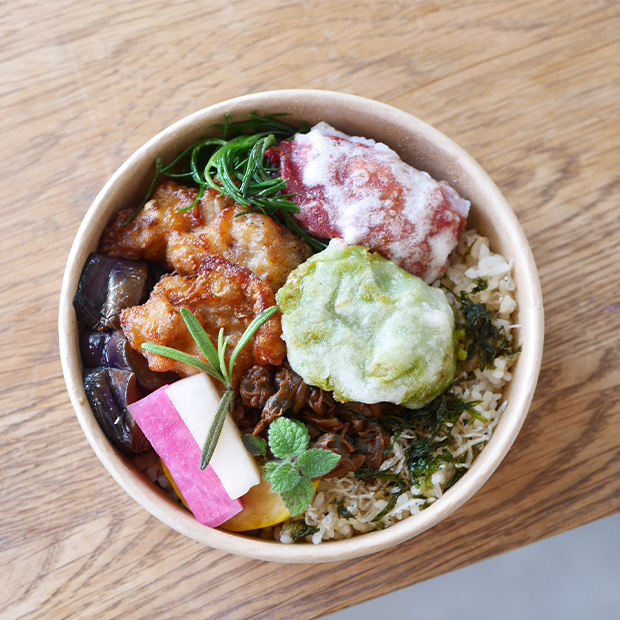 【逗子】予約制「本日のお弁当」米粉唐揚げと三浦野菜の目にも体にも優しいごちそう