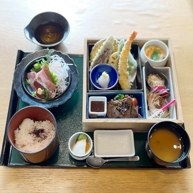 【佐島】海と富士山を望む絶景で味わう贅沢昼膳。12食限定「創作御膳」｜マゼラン湘南佐島 レストラン