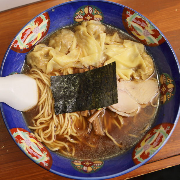 【横須賀】生姜が効いた雲呑に舌鼓 「支那そば ひらおか」の雲呑そば