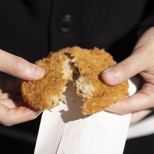 【三浦海岸】「お惣菜のマルシン」の和豚もちぶたでつくるメンチカツ