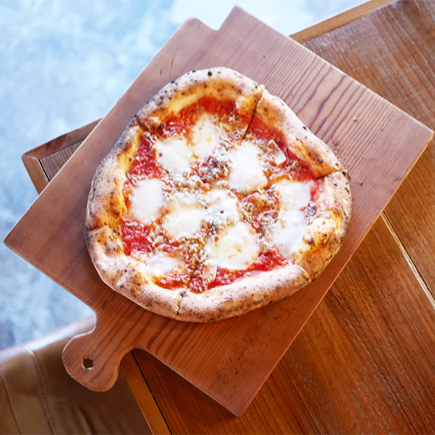 【逗子】生地に舌鼓！薪窯で焼き上げる「自家製チーズとしらすの絶品ピッツァ」