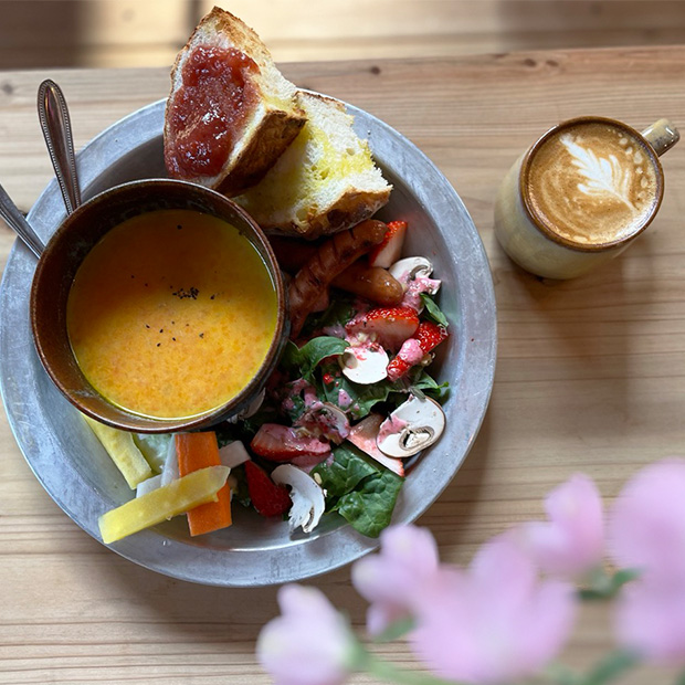 【三浦】隠れ家 農家カフェ
「YOSHIDA cafe」のサラダモーニング