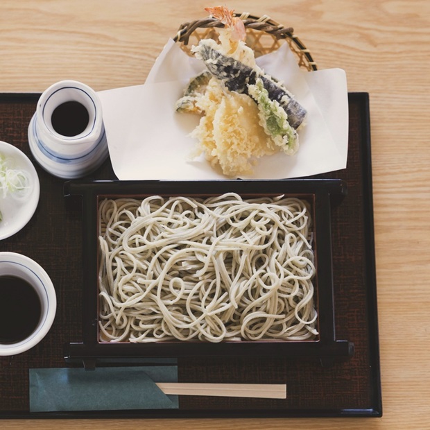 【三浦海岸】店主・石井さんが手打ちする
「蕎麦処いしい」の二八蕎麦と天ぷら