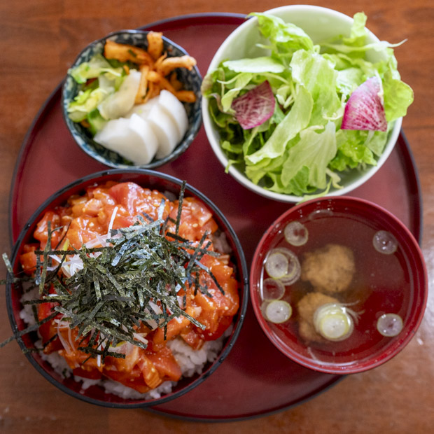 【三浦】料理人・提箸浩二さんの
手仕事が光る「きゃべつ畑」のまぐろピリ辛丼