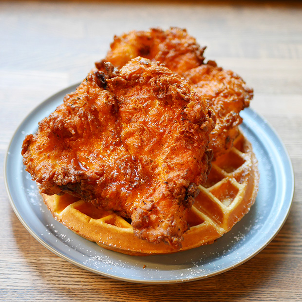 【葉山】週末だけ！異国気分を味わうフライドチキン＆ワッフル「Sunny Side Kitchen」