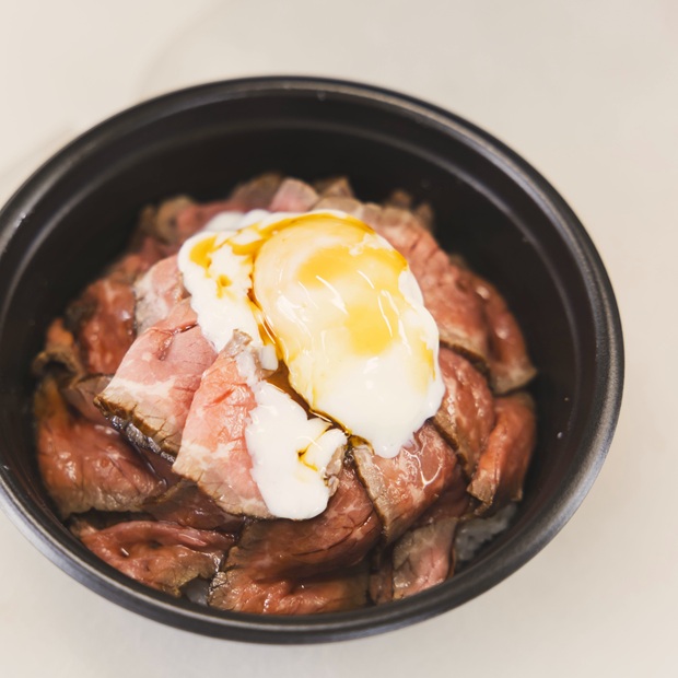 「わくや」涌井さんのローストビーフ丼
は洋食屋譲りの本格的な味わい【三浦】