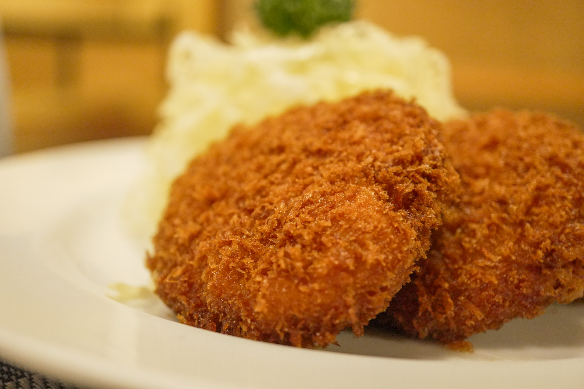 【横須賀】創業昭和24年。箸で切れる“ひれカツ”の名店「やなせ支店」三代目が継ぐ味の記憶