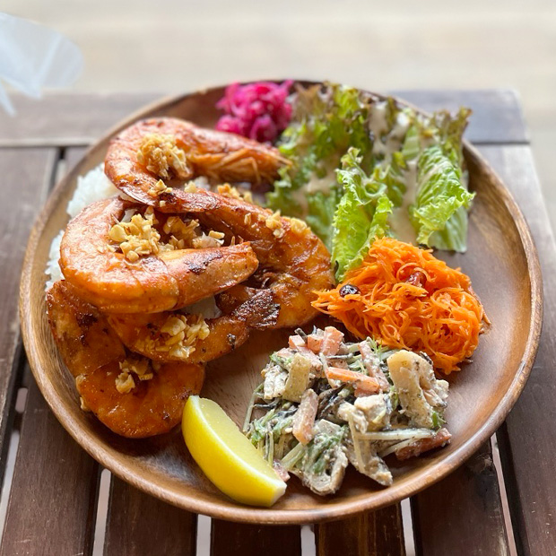 【秋谷】やみつき必至。本場ハワイ仕込み「plus aloha cafe」の贅沢ガーリックシュリンプ