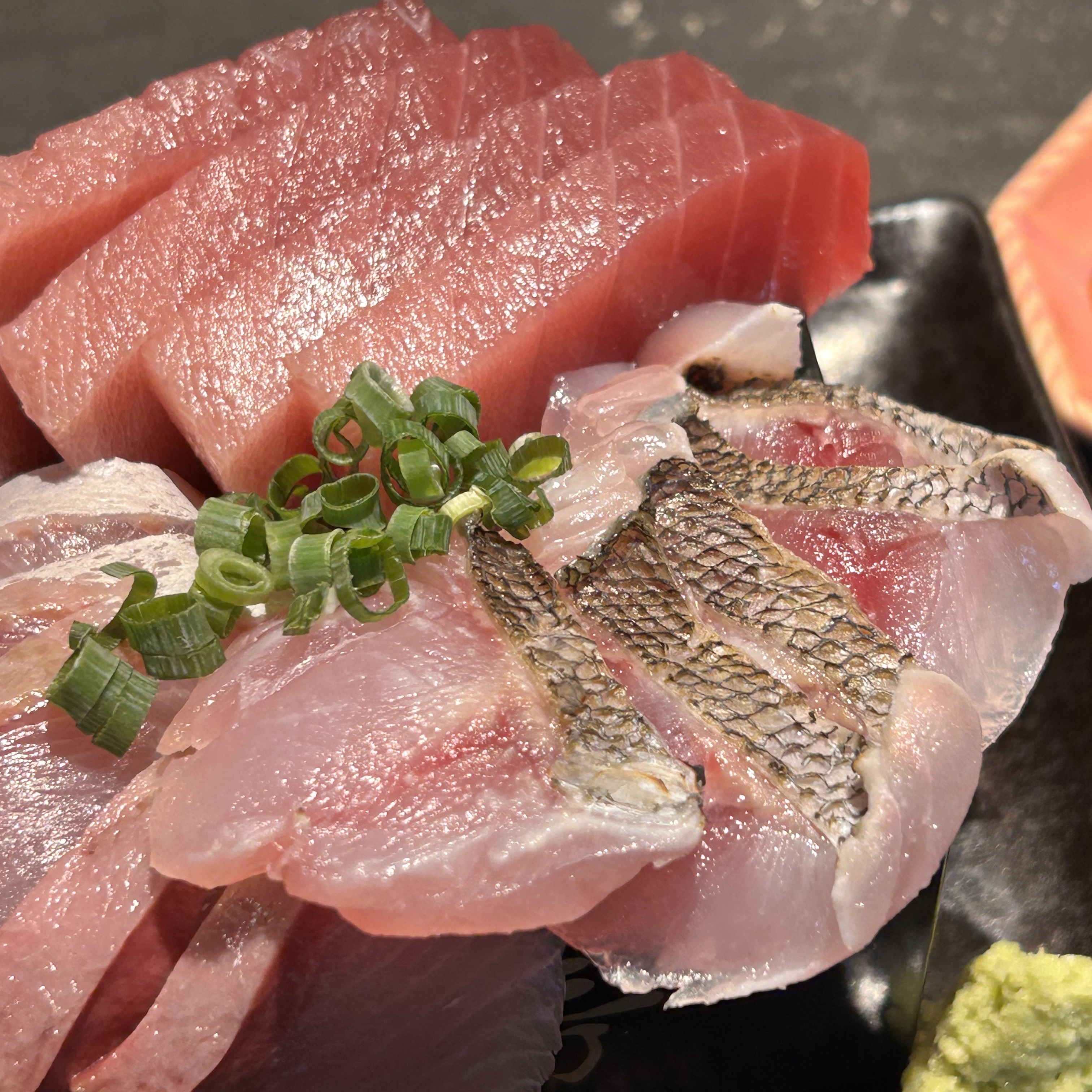 【横須賀】升から溢れる刺身と創作天ぷら “心がアガる”『天ぷら葉やま』の魅力