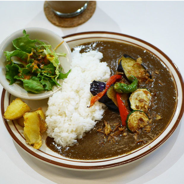 【横須賀】朝どれ野菜と牛すじブイヨンの魔法！地元で愛される、YOKOSUKAスパイシーカレー
