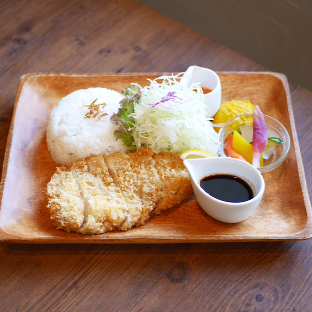 【三浦】食感と旨みが格別！希少銘柄豚の「ロースカツプレート」｜とんかつCAFE