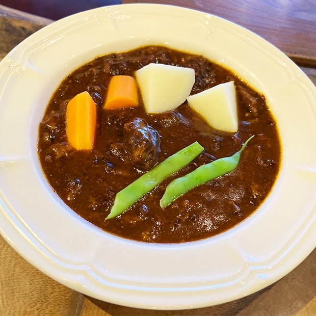 【横須賀】隠れ家カフェで味わう贅沢。
薪窯パンとビーフシチューで至福のひととき