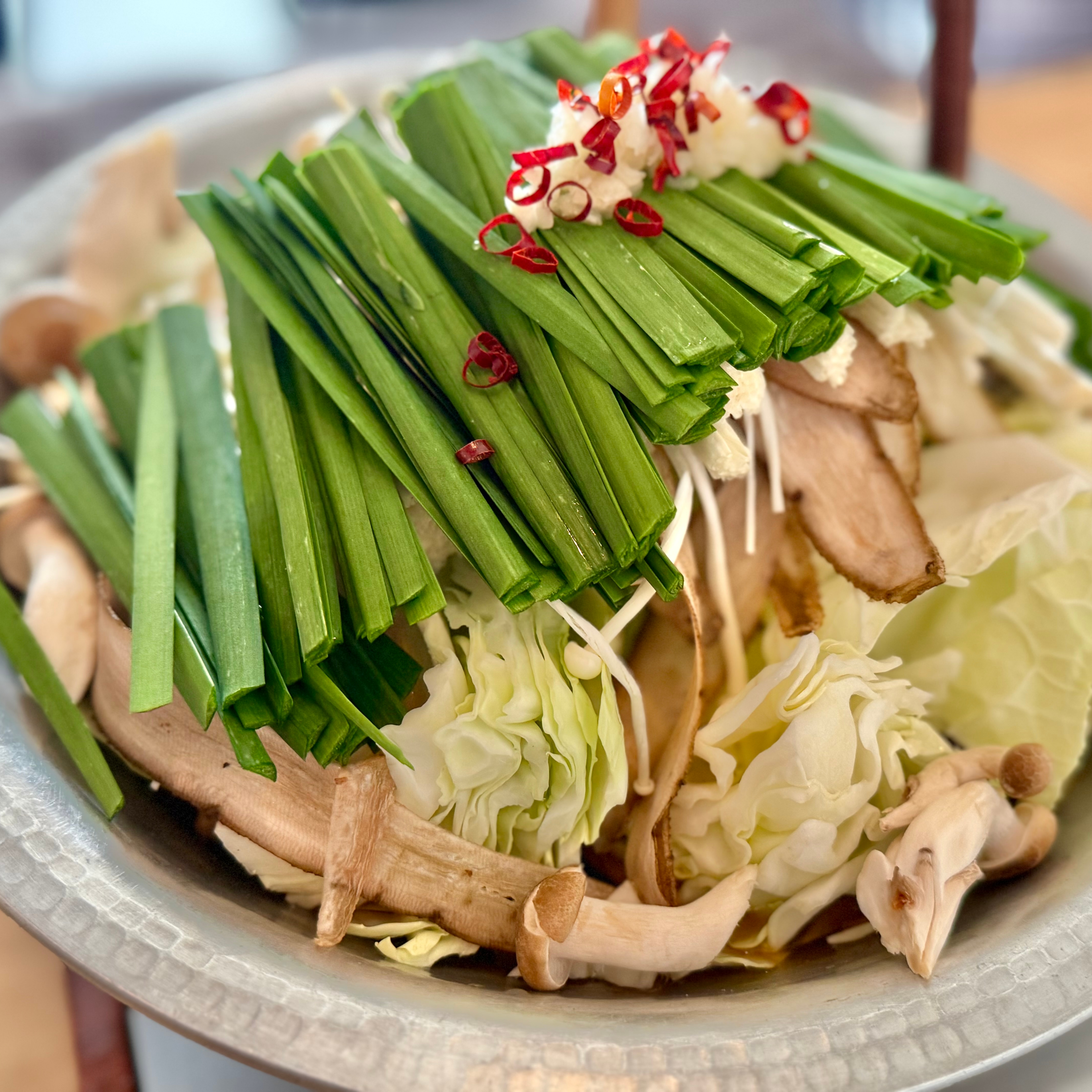 【横須賀】丸腸の旨みと地元野菜の旨みが溶け出すぬくもりの一杯　もつ鍋の店「温」