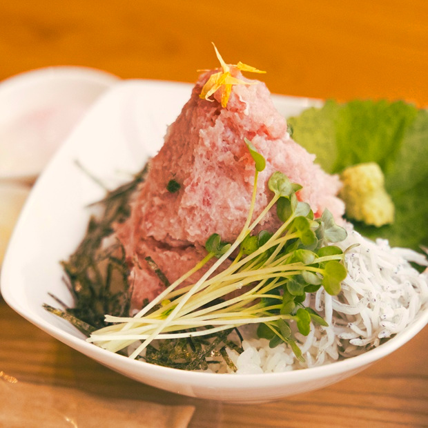 【三浦海岸】上質な三崎マグロ山盛り！「Cafe134」のネギトロタワー丼