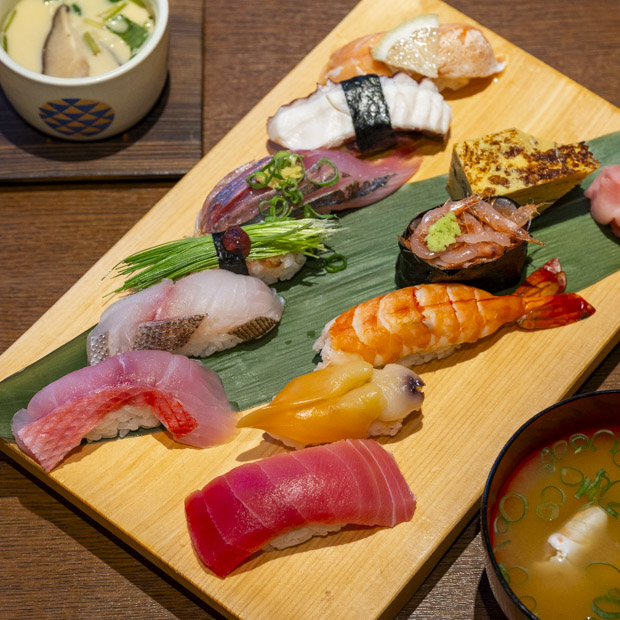 【久里浜】2代目の挑戦が光る！「ひさご寿司」で味わう板前おまかせにぎりと地ダコ刺