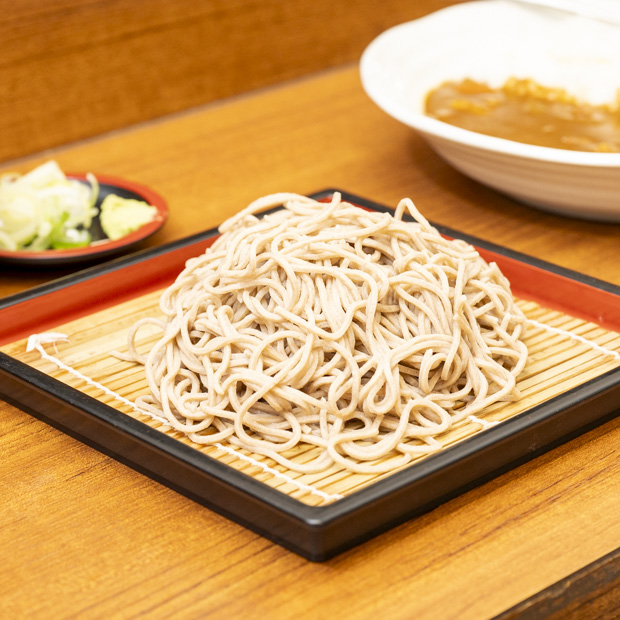 【逗子】茹でたて生麺が名物「浪子そば」2分待つ価値ある“もり”と人気カレー