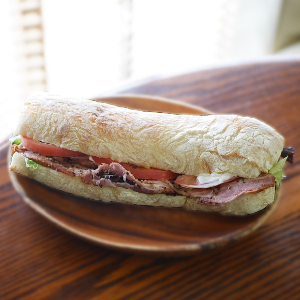 【葉山】開店40分で完売！生地の個性を味わうMoto Painの絶品チャバタサンド